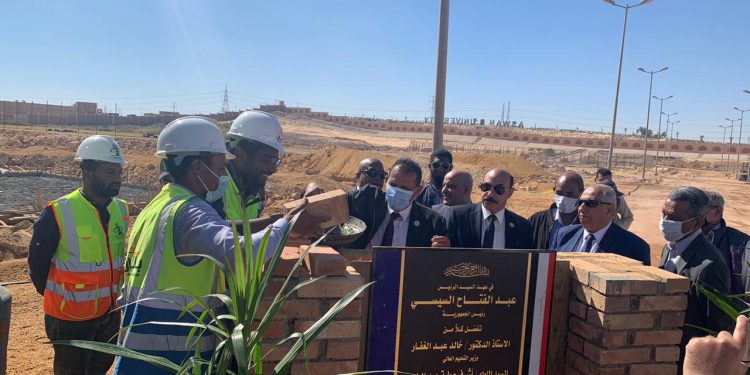 رئيس جامعة أسوان والمحافظ يضعان حجر الأساس للمنشآت الرياضية بصحاري