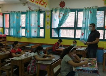 "تعليم بلا حدود" يطالب بتخفيف المناهج الدراسية وإلغاء "الحشو"