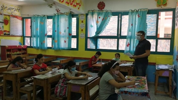 "تعليم بلا حدود" يطالب بتخفيف المناهج الدراسية وإلغاء "الحشو"