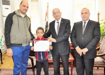 "ياسين" حكاية طفل أعاد 17 ألف جنية لصاحبها والتربية والتعليم تكرمه