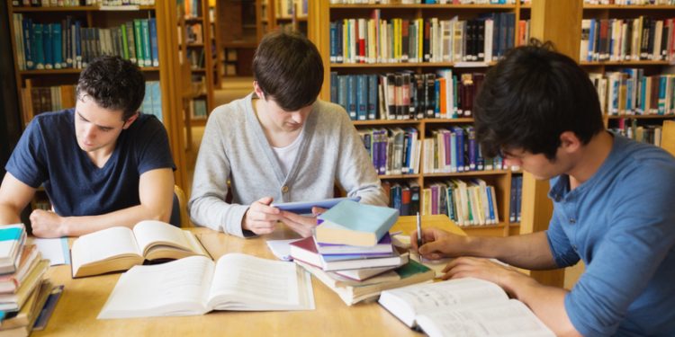الكتاب الجامعى يترنح فى عصر التعليم الهجين