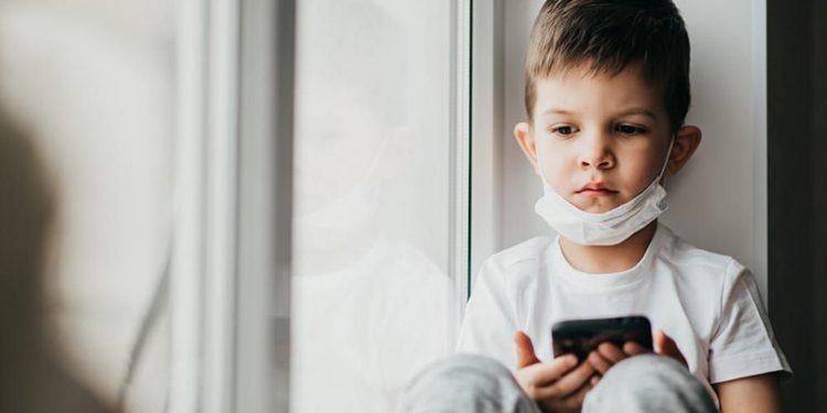 التحرش الجنسي من الشوارع لشاشة هاتف طفلك.. كيف تواجه الأمر؟