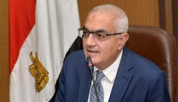 رئيس جامعة المنصورة يتفقد عمليات تجهيز مراكز الاختبارات الإلكترونية