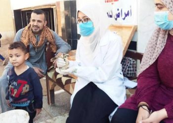 قافلة جامعة سوهاج البيطرية تفحص وتعالج ٩٤٥ حالة بمركز المنشاة