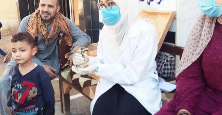 قافلة جامعة سوهاج البيطرية تفحص وتعالج ٩٤٥ حالة بمركز المنشاة