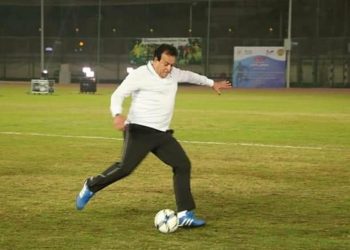 قبل انطلاق نهائي القرن .. وزير التعليم العالي "اللاعيب"رياضي منذ الطفولة أهلاوي حتى النخاع