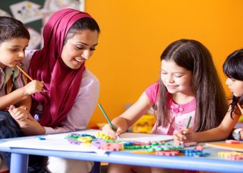 من يتحمل عبء المذاكرة للأبناء؟ أولياء أمور مصر يجيب