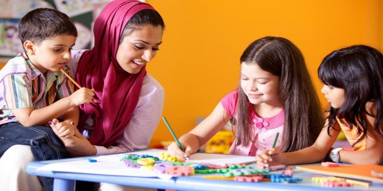 من يتحمل عبء المذاكرة للأبناء؟ أولياء أمور مصر يجيب