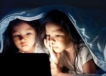 اليوم العالمي للطفل.. كيف تحمي أطفالك من الشاشة في ظل كورونا؟