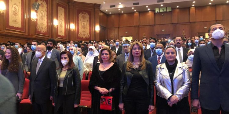 "إعلام" الجامعة البريطانية تحتفل بتخريج دفعة سمير سيف بمشاركة إلهام شاهين