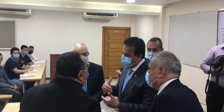 وزير التعليم العالى يتفقد تطوير كلية التجارة وإدارة الأعمال