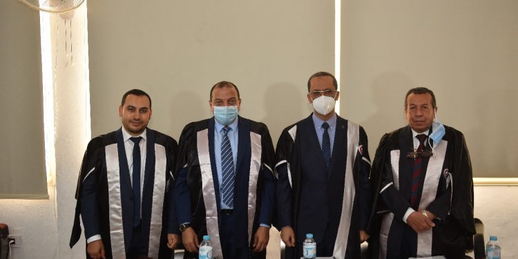 رئيس جامعة بني سويف يشارك بمناقشة رسالة دكتواره بطب الأزهر