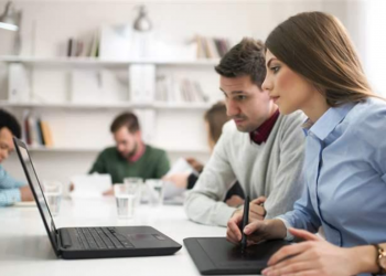 طلاب الجامعات والتعليم الأون لاين.. جيل الإنترنت "باب النجار مخلع"