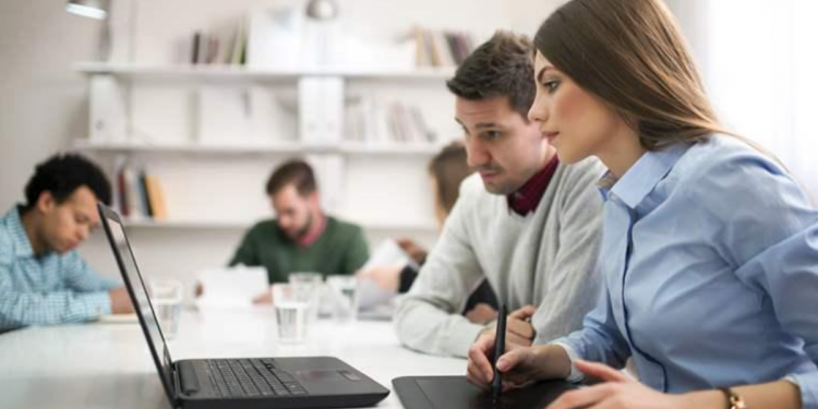 طلاب الجامعات والتعليم الأون لاين.. جيل الإنترنت "باب النجار مخلع"