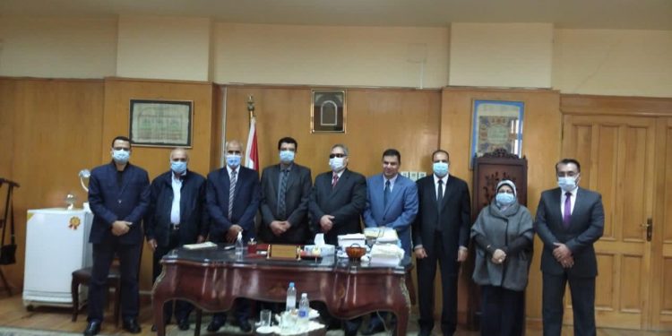 جامعة الفيوم: تسليم مشروع كلية الآثار للجنة دعم وتطوير الفاعلية التعليمية