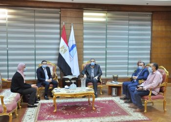 رئيس جامعة كفرالشيخ يبحث مع وفد البنك الأهلي سبل التعاون