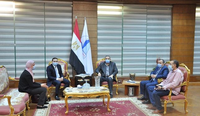 رئيس جامعة كفرالشيخ يبحث مع وفد البنك الأهلي سبل التعاون