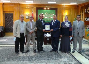 رئيس جامعة المنيا يُكرم المدرس الحاصل على جائزة «نيوتن مشرفه 2020» بكلية الصيدلة