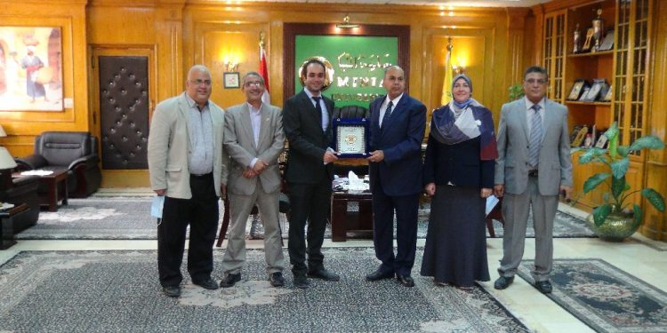 رئيس جامعة المنيا يُكرم المدرس الحاصل على جائزة «نيوتن مشرفه 2020» بكلية الصيدلة