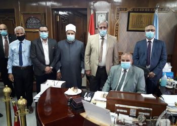 قيادات جامعة الأزهر تستقبل ” المحرصاوى” بالورود.