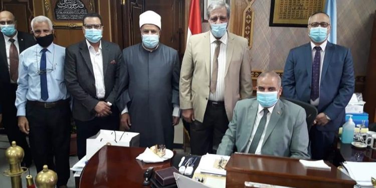 قيادات جامعة الأزهر تستقبل ” المحرصاوى” بالورود.