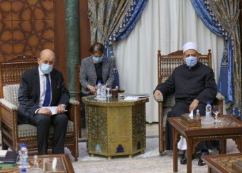 شيخ الأزهر خلال لقائه مع وزيرالخارجيةالفرنسي