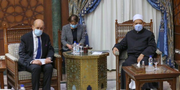 شيخ الأزهر خلال لقائه مع وزيرالخارجيةالفرنسي