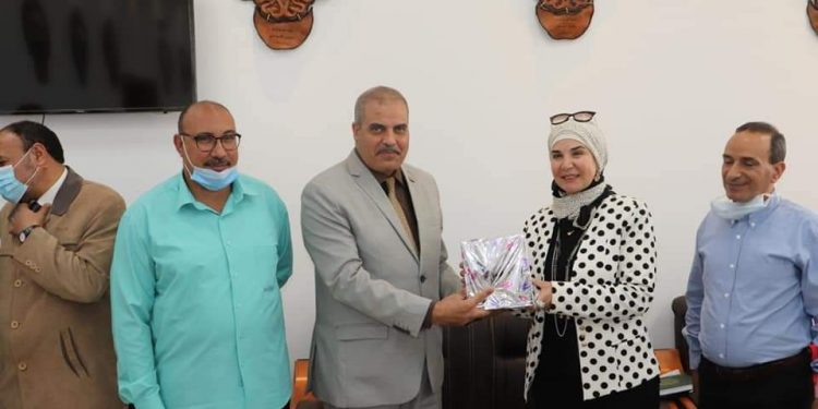 تكريم مدير إدارة خدمة المواطنين بجامعة الأزهر