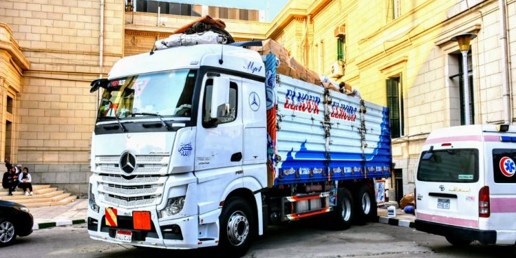 انطلاق قافلة جامعة القاهرة الشاملة إلى حلايب وشلاتين وأبو رماد 