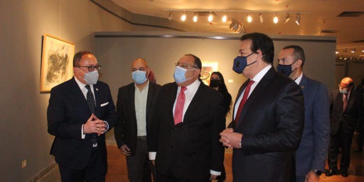 وزير التعليم العالي يتفقد المتحف الفني المعاصر بجامعة حلوان