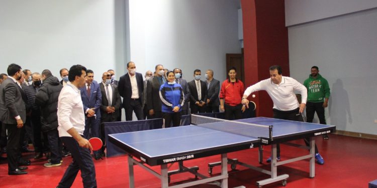 وزير التعليم العالي يشهد انطلاق دوري الوزارات ويشارك في مباراة استعراضية