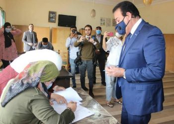 وزير التعليم العالي والبحث العلمي يدلي بصوته في انتخابات مجلس النواب