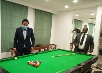 سفير السنغال يزور نادى الوافدين وينافس الطلاب في تنس الطاولة