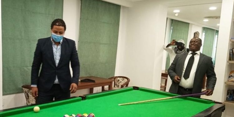 سفير السنغال يزور نادى الوافدين وينافس الطلاب في  تنس الطاولة