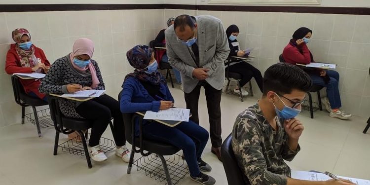 رئيس جامعة بني سويف التكنولوجية يتفقد سير امتحانات "الميدتيرم"