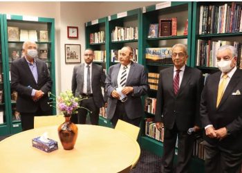 عمرو موسى يهدي مكتبته الخاصة لجامعة النيل الأهلية