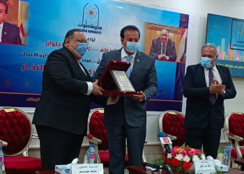 وزير التعليم العالي ورئيس جامعة حلوان يفتتحان أعمال تطوير كلية إدارة الأعمال بالزمالك.