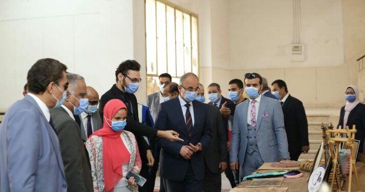 " شعلان" يواصل جولاته التفقدية بالكليات للاطمئنان علي تطبيق الإجراءات الوقائية