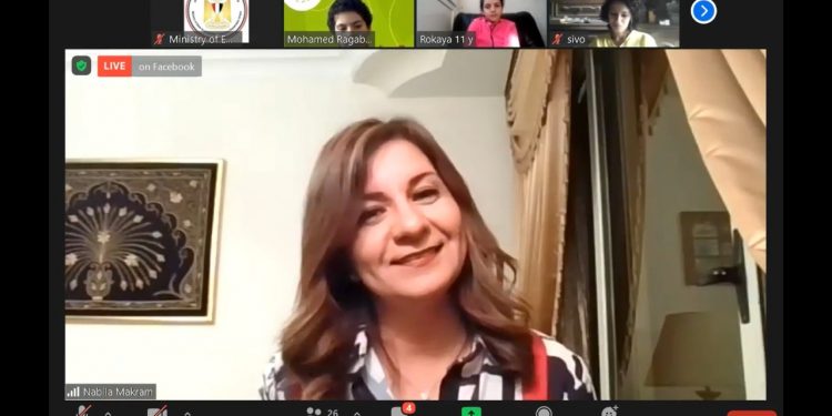 وزيرة الهجرة مع الأطفال عبر زووم الهجرة