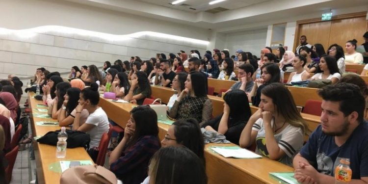 أستاذ صحة نفسية: الجامعات والمدارس يحق لها فرض ضوابط على المظهر