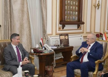 رئيس جامعة القاهرة ومدير مكتب الفرنكوفونية يبحثان تقدم منح للباحثين بالخارج