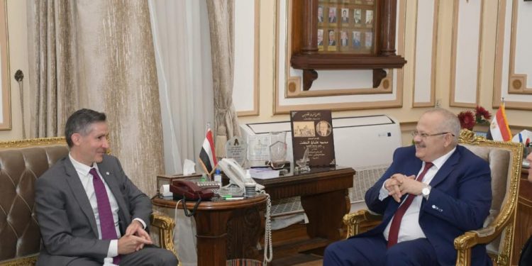 رئيس جامعة القاهرة ومدير مكتب الفرنكوفونية يبحثان تقدم منح للباحثين بالخارج