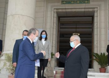 رئيس جامعة القاهرة وسفير دولة بيلاروسيا يناقشان الشراكة في مجالي الطب والصيدلة