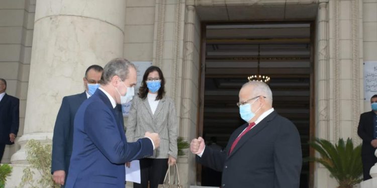 رئيس جامعة القاهرة وسفير دولة بيلاروسيا يناقشان الشراكة في مجالي الطب والصيدلة