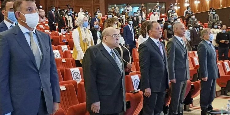 رئيس جامعة عين شمس يشهد احتفالية تخريج ببرامج رابطة شباب الصفوة الأفارقة