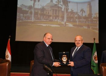 محافظ القاهرة يهدي رئيس جامعة القاهرة درع المحافظة تقديرًا للدور الجامعة المجتمعي