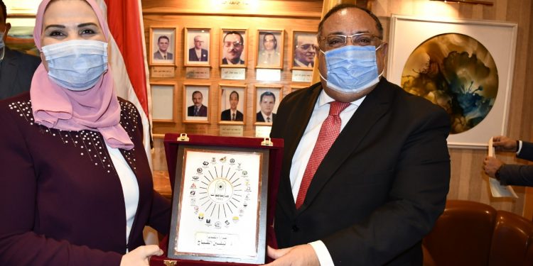 وزيرة التضامن الاجتماعي ورئيس جامعة حلوان يوقِّعان بروتوكول تعاون مشترك لتطوير العشوائيات