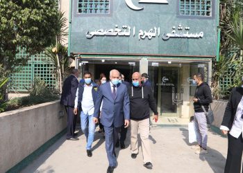 محافظ الجيزة يزور التلاميذ المصابين