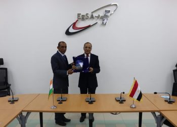 السفير الهندي يزور وكالة الفضاء المصرية