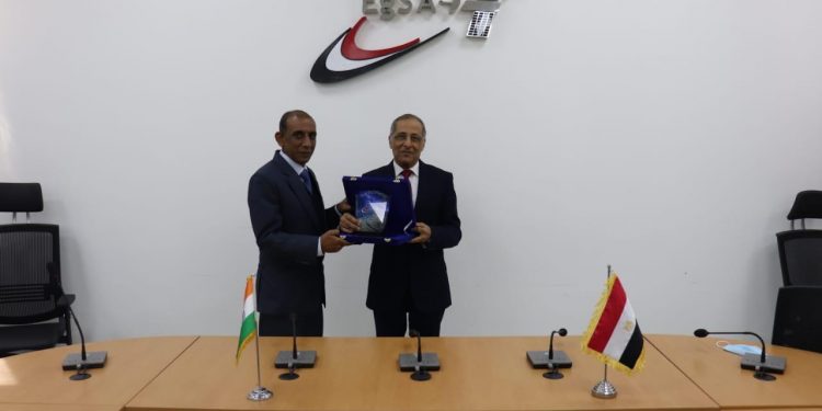 السفير الهندي يزور وكالة الفضاء المصرية